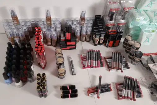 Lotes Surtidos de Cosméticos y Accesorios Revlon de Exceso de Inventario - 250 unidades